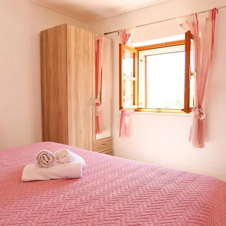 Robinzonska Kuca Kanava Selca (Brac)