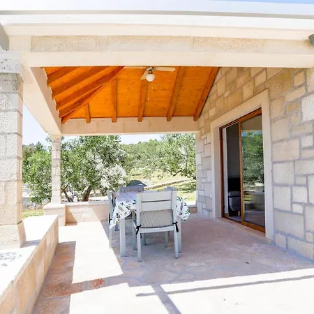 Dom wakacyjny Robinzonska Kuca Kanava *