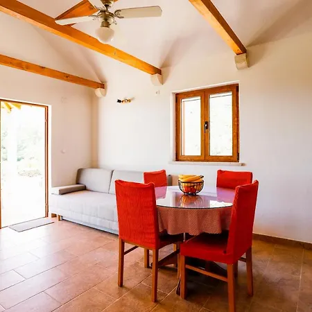 Robinzonska Kuca Kanava *